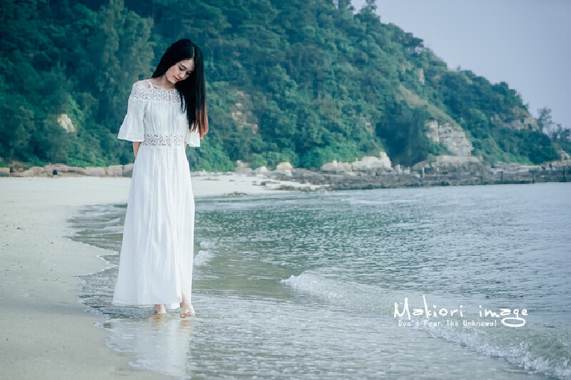 走在海边一笑百媚生