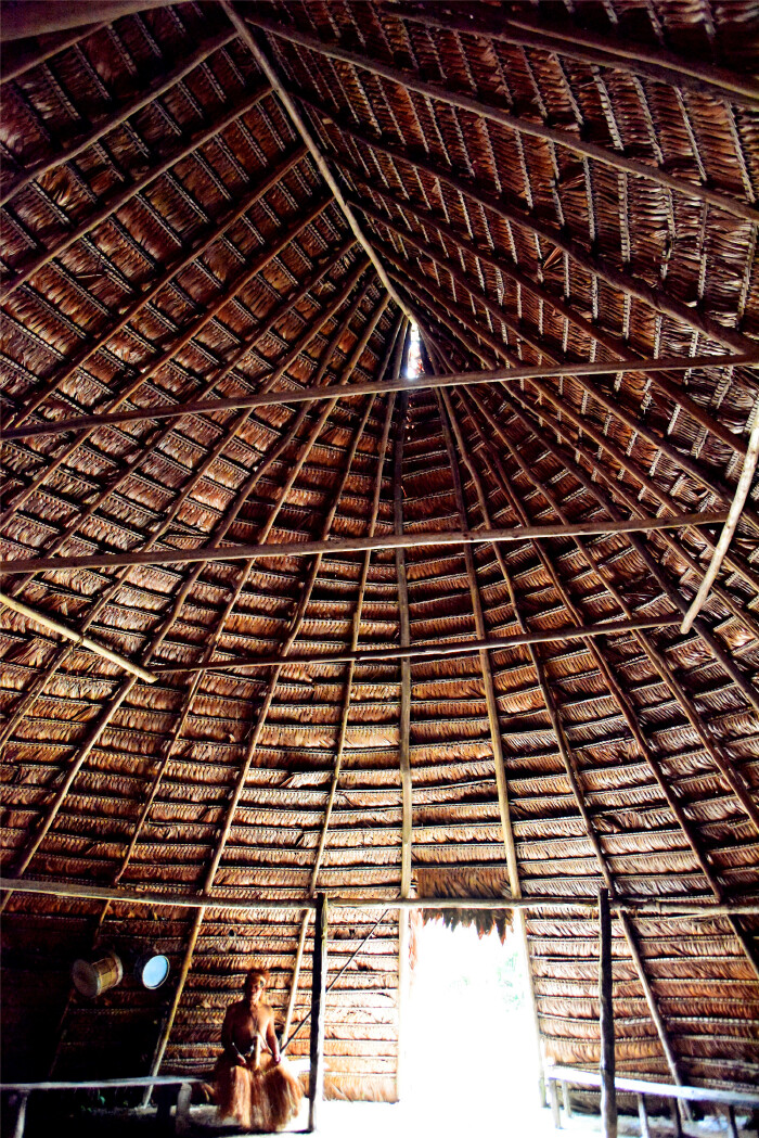 草棚内的采光仅仅依靠大门投进的一点光线.