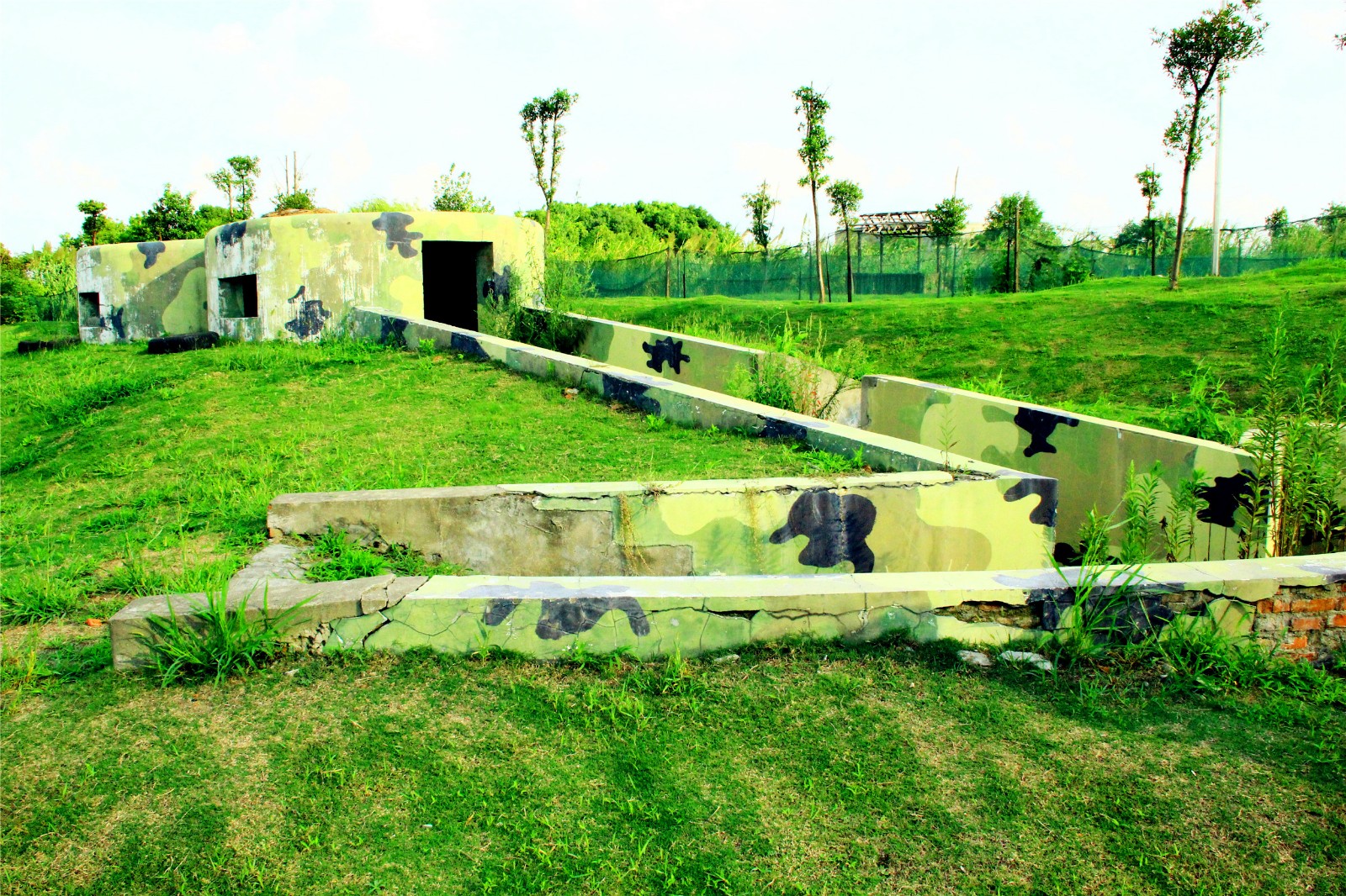 现代战壕及防御工事.国防教育园里陈列着一些军械武器.