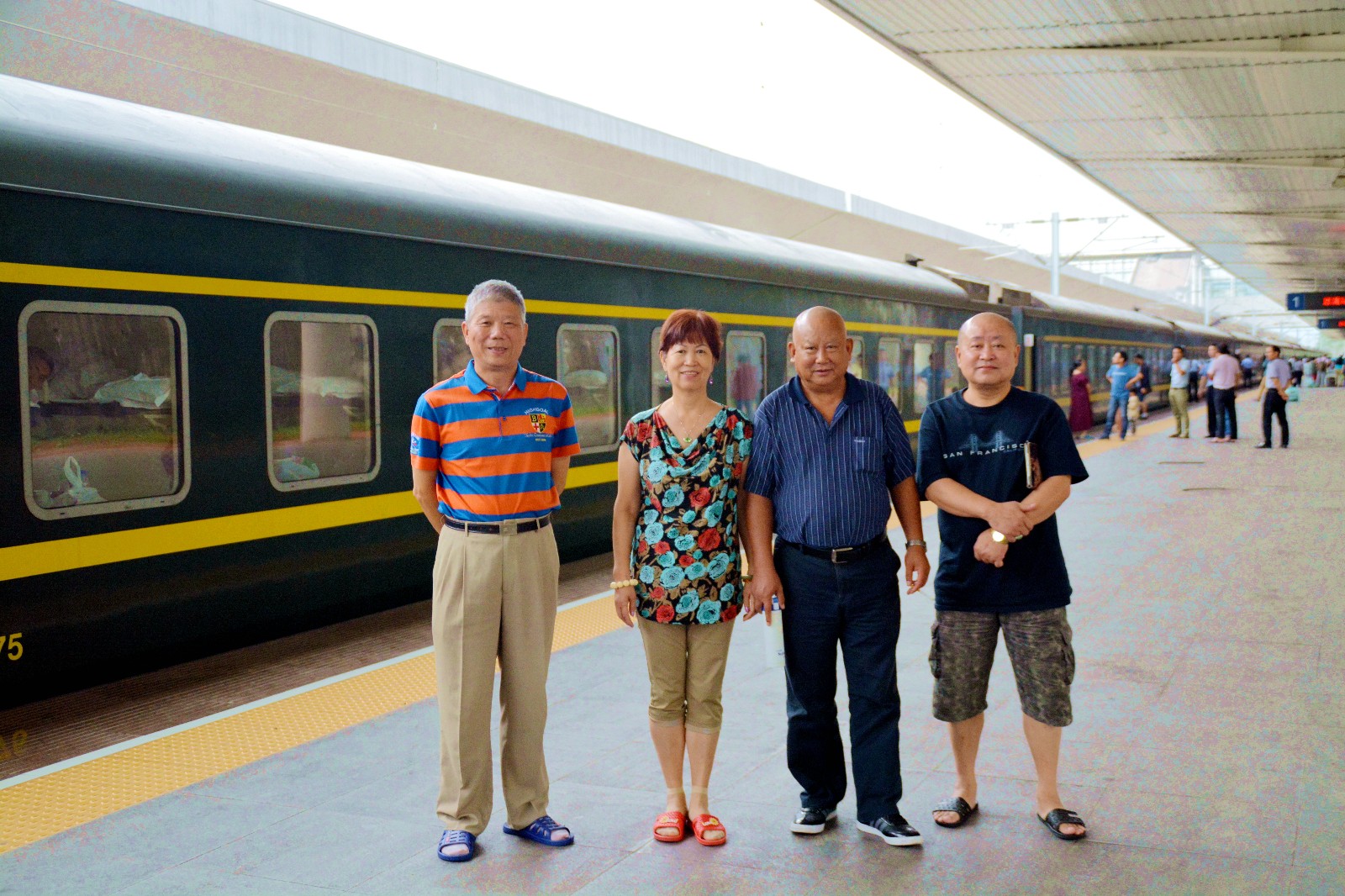 乘坐火车        我们是2016年8月31号傍晚18:30,乘坐k152次火车硬卧