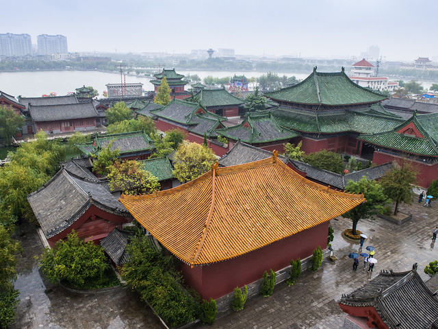 早已被水患沖毀,如今遊客看到的開封府,是近年重建的人造仿古景點