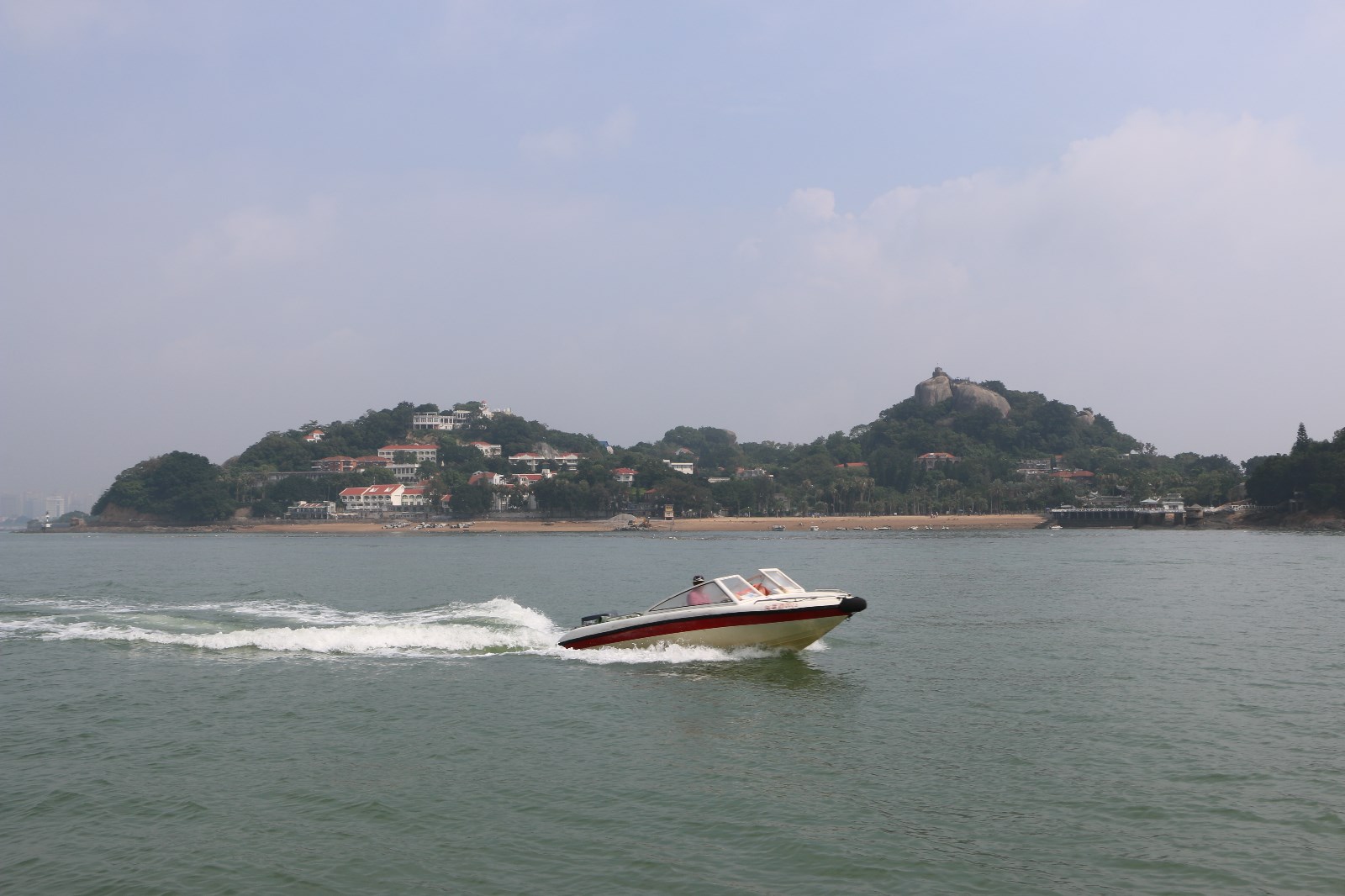 坐快艇去鼓浪屿岛上,是*快捷*方便的方式,也是我家小宝贝较喜欢的