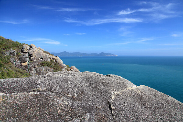 龙仔湾位于三亚市,距离市中心约2.