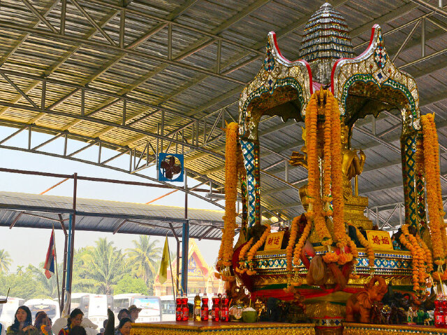 泰国最有名之四面佛位于泰国曼谷的四面佛坛是泰国香火最鼎盛的宗教