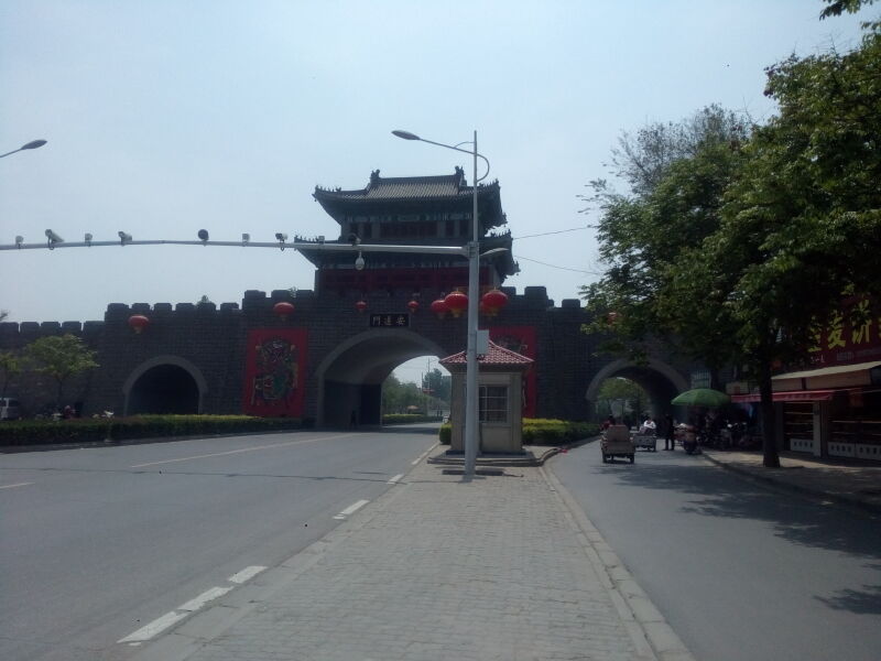 出公园左手行不多远见古开封城北门