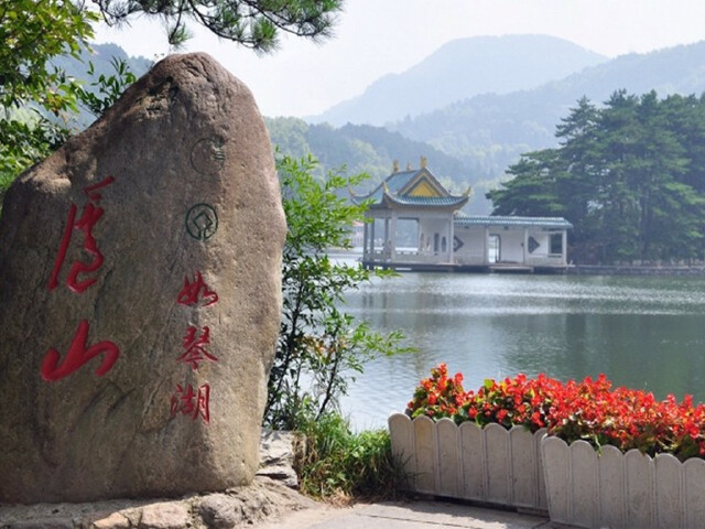     如琴湖 如琴湖位于江西庐山