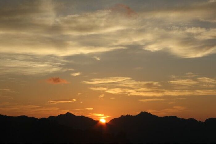 仅仅过了一分钟,太阳已经露出了一半