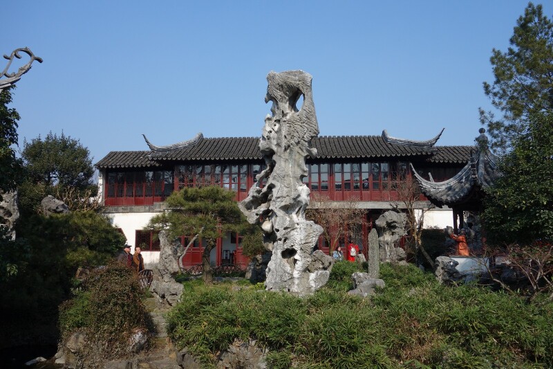 冠云峰在留园东部,充分体现了太湖石"瘦,漏,透,皱"的特点.