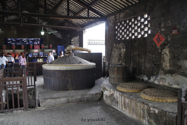 参观酒坊的游客可以免费品尝一杯,不过很烈哦,建议不会喝酒的小伙伴