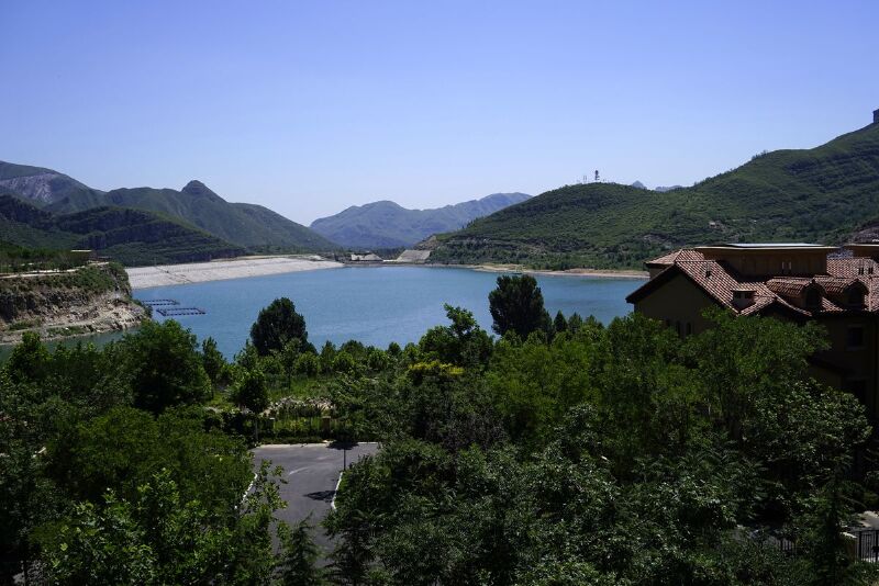 山水间的天鹅湖小镇