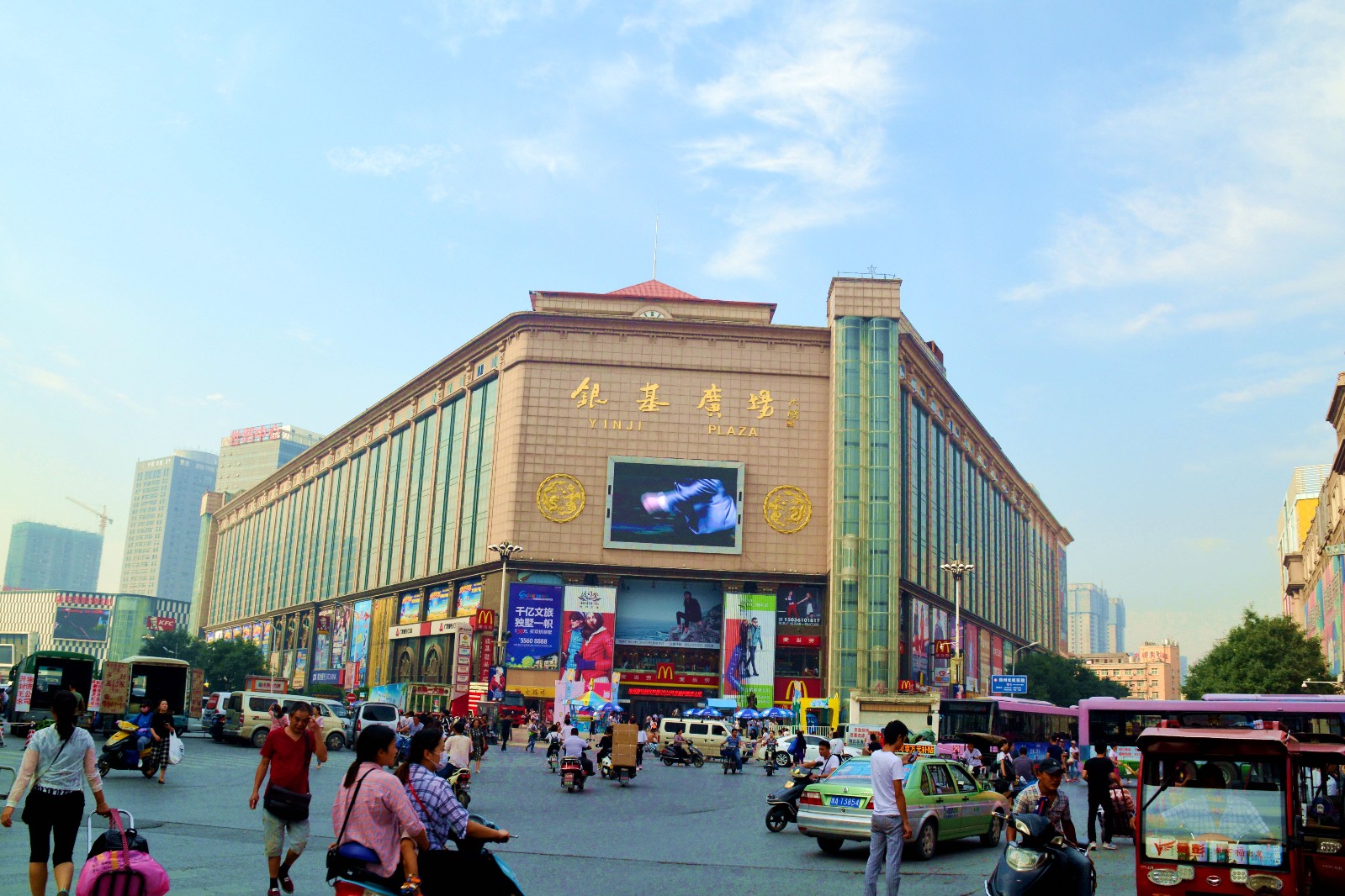 这里是郑州的服装,小商品批发市场.如同义乌小商品市场.