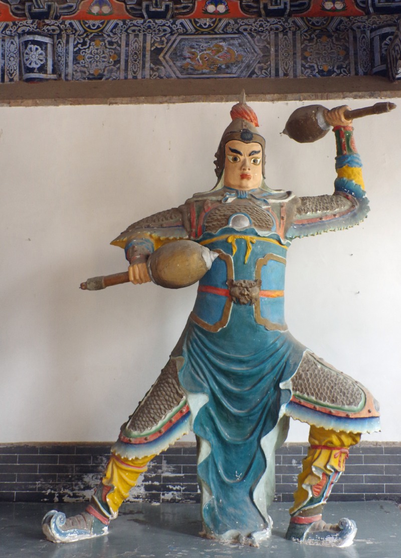 一提的是岳飞殿外面还侍立着四名手持红缨枪,红缨刀的金色将士雕塑