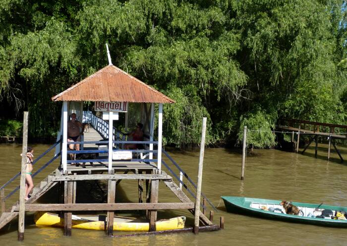 水边是一个接一个的木制简易码头