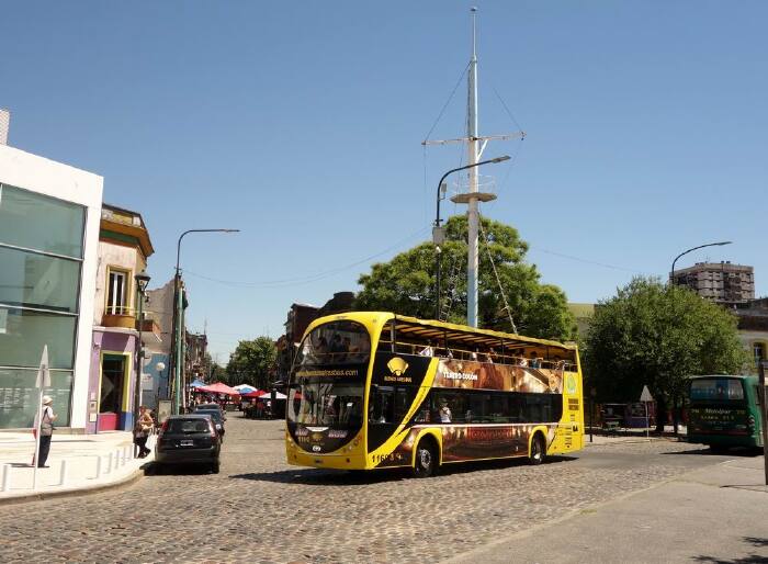 驶过卡米尼托小路的旅游巴士,颜色也很漂亮.