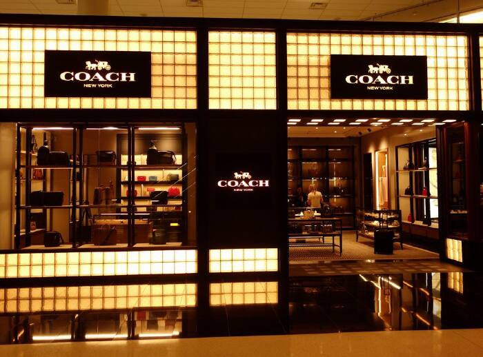 在达拉斯机场,我们有几个小时的候机时间,可以充分的逛逛这里的免税店