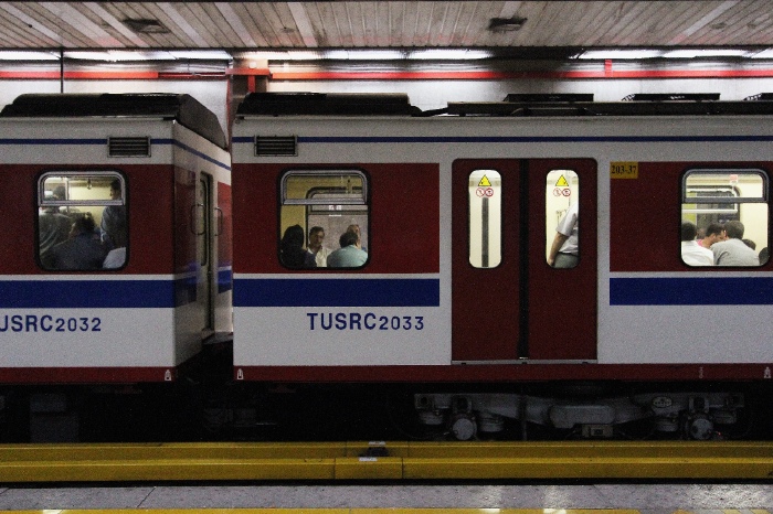 德黑兰的地铁是中国制造的,所以乘起来还是蛮有亲切感的.