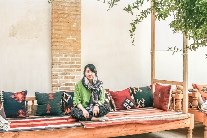 可是对于一个头巾怎么包也包不好包成村姑的人来说,往这儿一坐感觉就