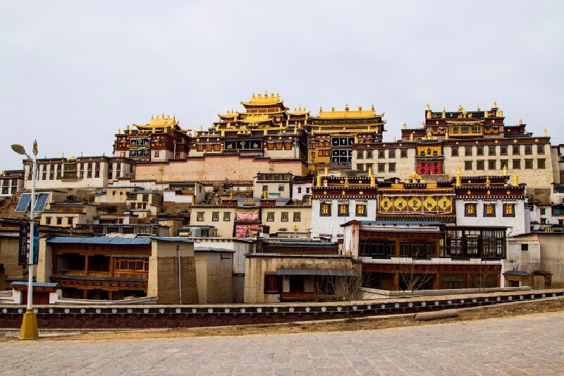 松赞林寺全景