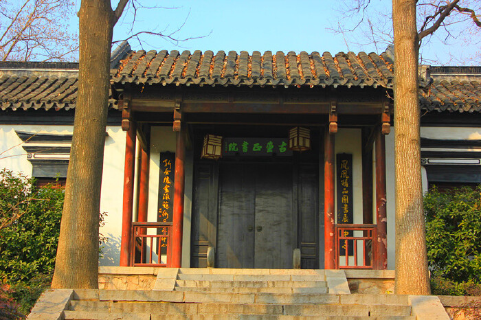 下山左走李剑晨艺术馆,喜欢艺术品的朋友可以去看看,地上都是铺着以"