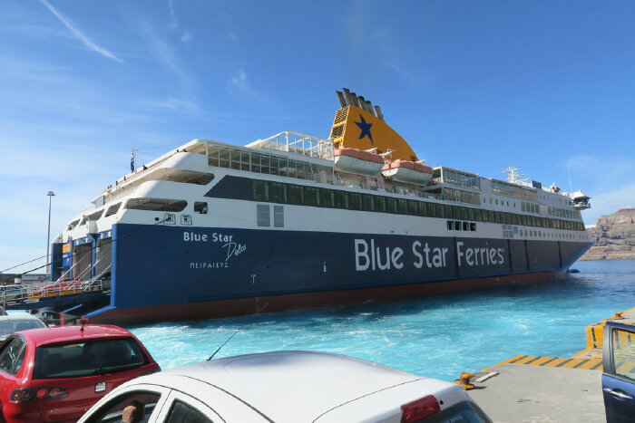 从雅典乘坐蓝星号渡轮经过八个小时就到了