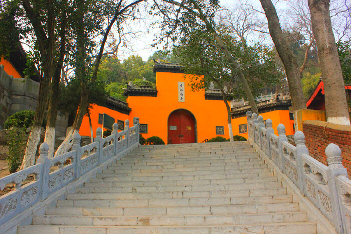 鸡鸣寺山门位于鸡鸣寺路左侧石级上,山门正中是"古鸡鸣寺"四个金字.