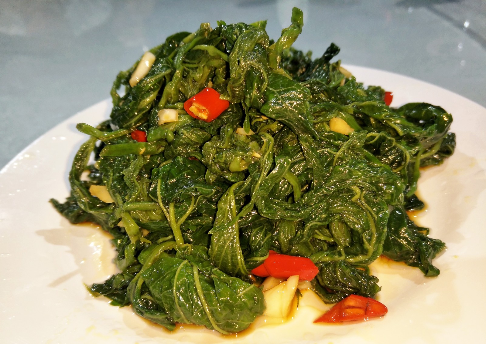 菜品包括:凉拌桑叶,桑叶馒头,桑叶蒸蛋,桑叶鸡,桑叶面条,桑叶鱼,桑枝