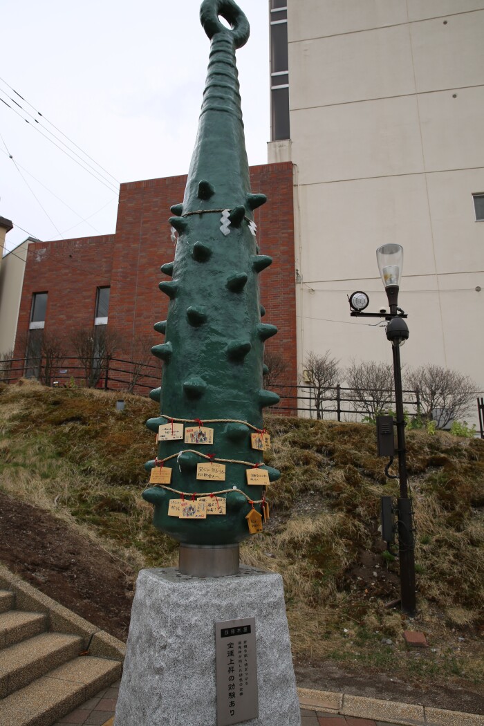 一共有八根"狼牙棒"(我的猜测:就是地狱小鬼手里的狼牙棒.哈哈.).