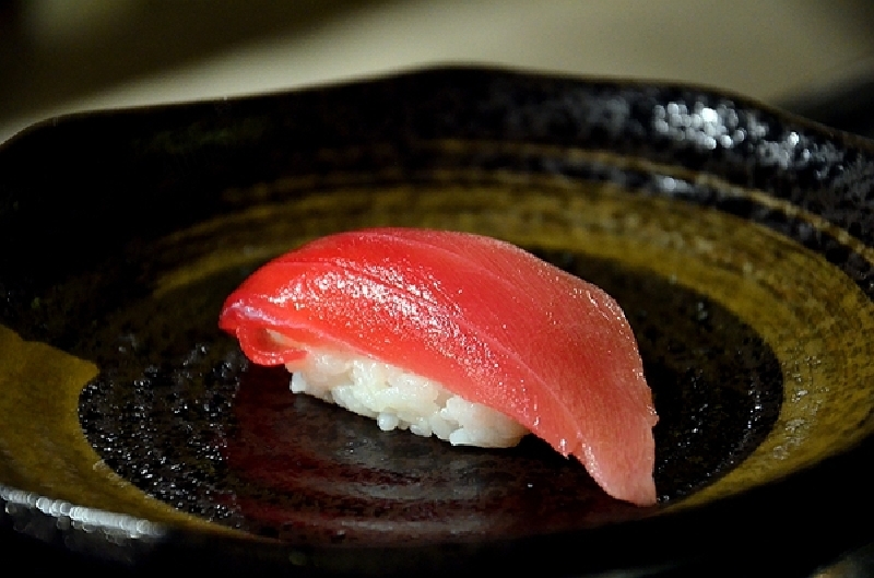 牡丹虾手握,虾肉白中带红,如同玛瑙般