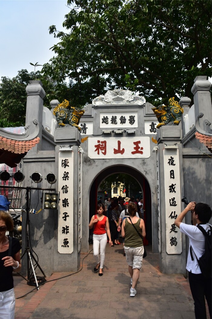 玉山寺内人头攒动,进寺需要另行购票.