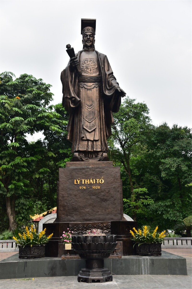 李太祖李公蕴塑像.