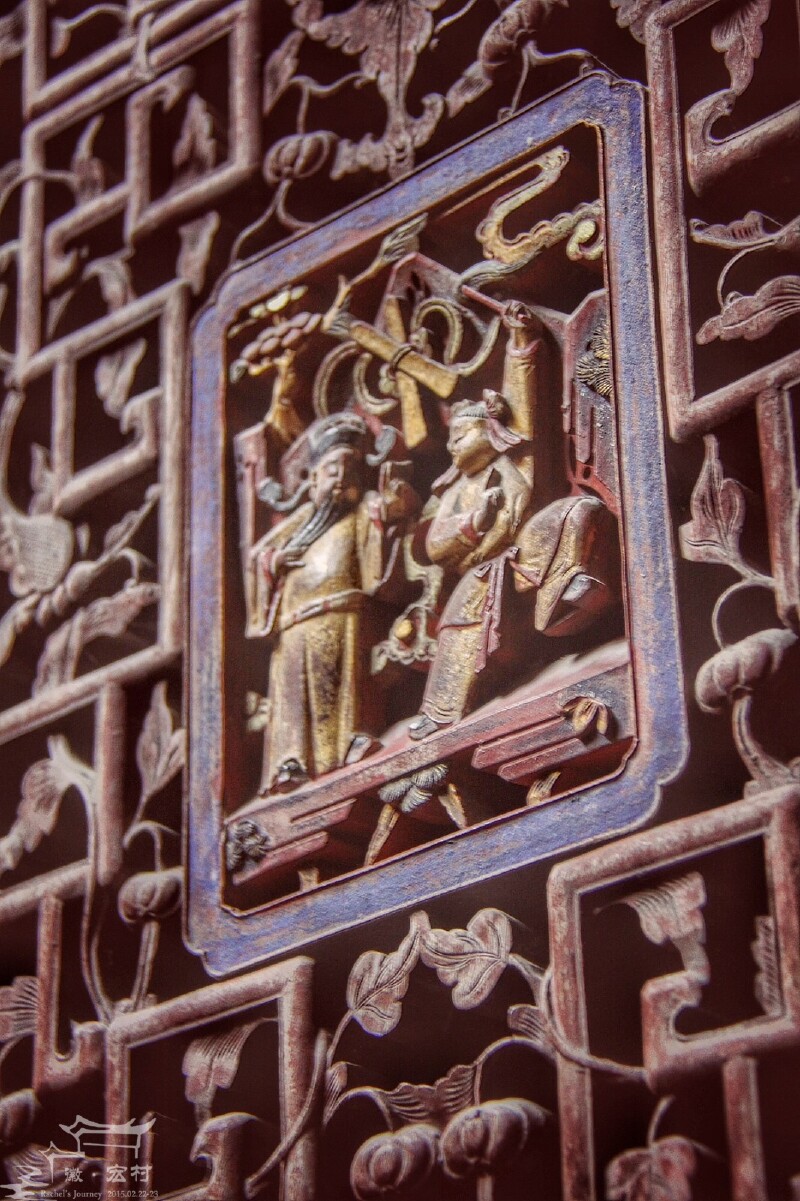 "与"金钩钓鱼"图;中门上方阁楼护板上,有"渔,樵,耕,读"四根木雕立柱