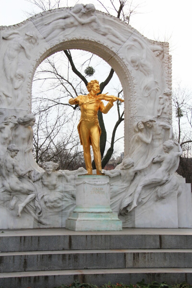 施特劳斯金色雕像,城市标志