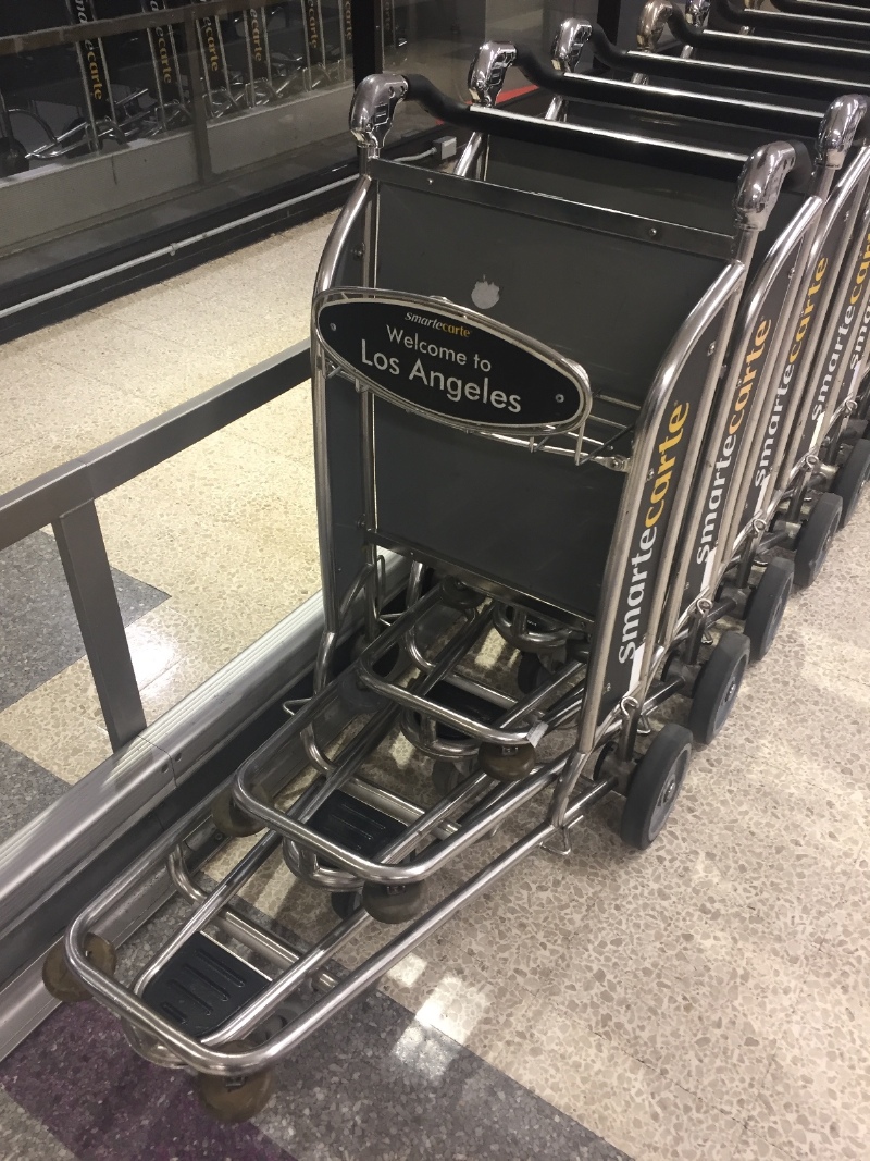 在la机场行李手推车是要收费的,所以行李不多你还是自己推着行李走吧.