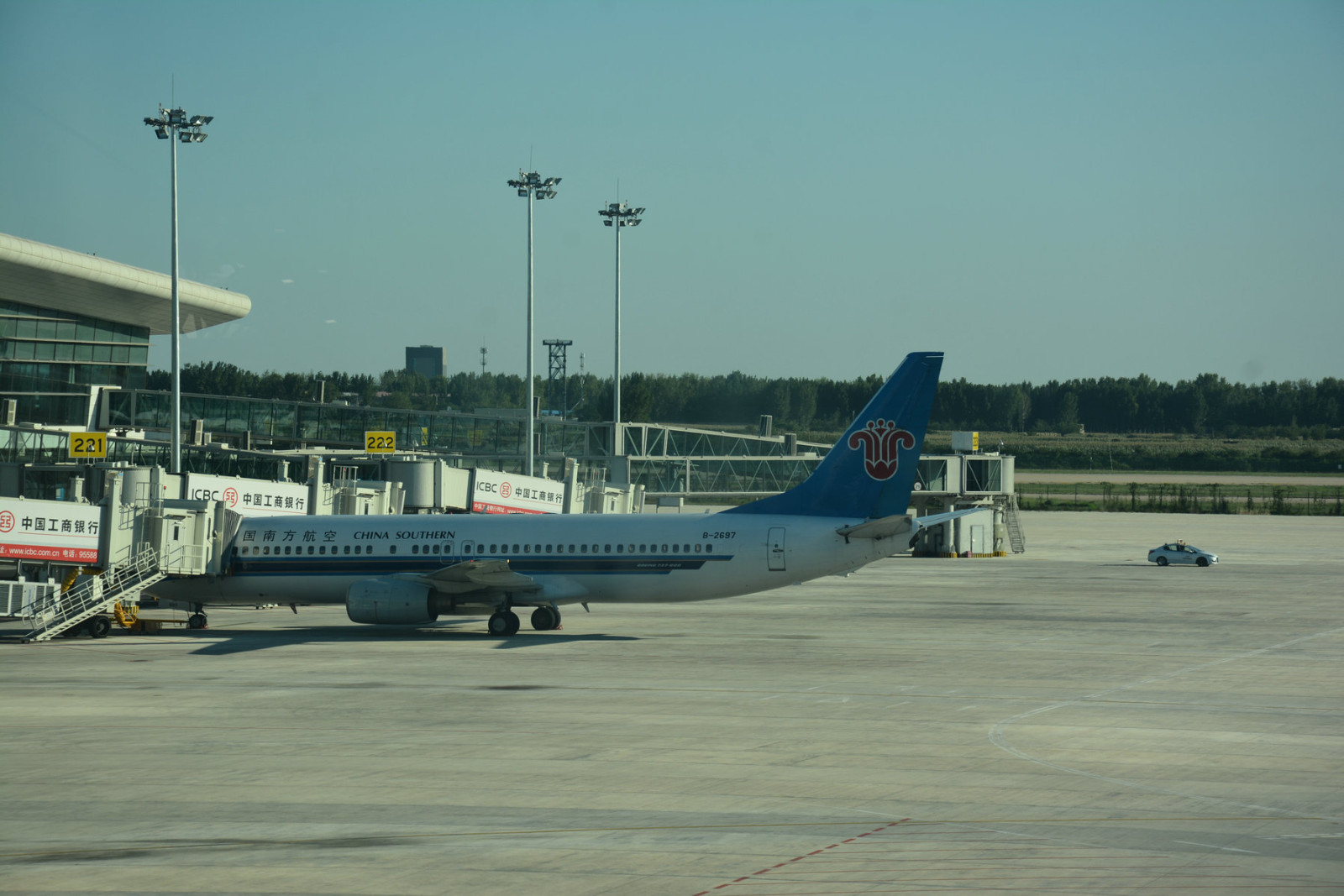 大理古城p29--p30:新郑机场很大,我们从安检处到214登机口,一路就是