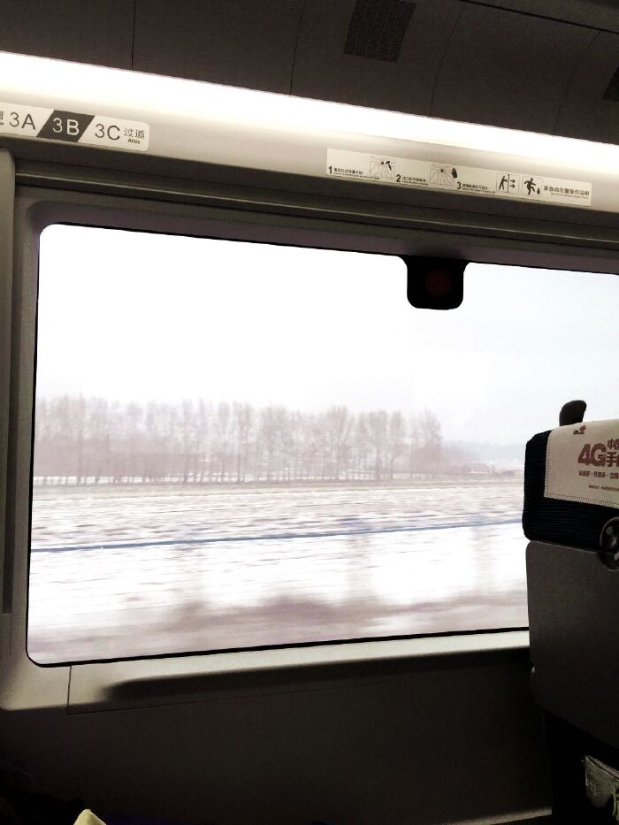 高铁上一路都是这样的雪景让人怎么样都看