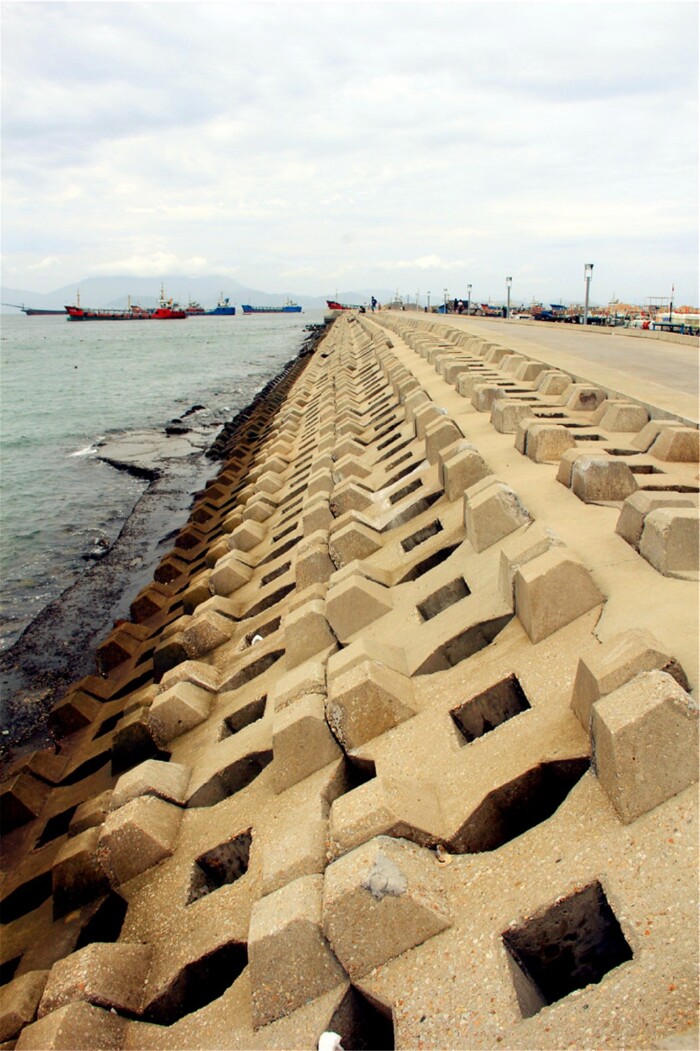 海上防洪大堤.