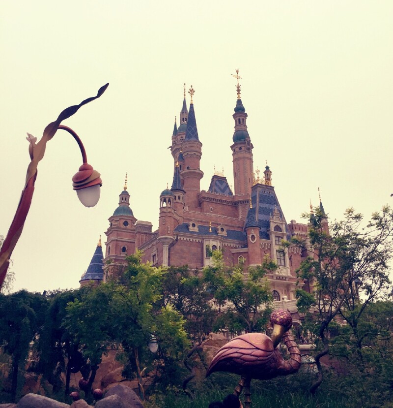 在爱丽丝迷宫里拍傍晚的城堡,路灯好萌