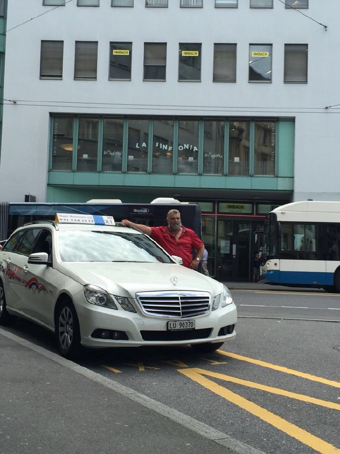 瑞士琉森小镇上的奔驰出租车