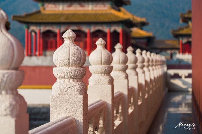 当然作为影视基地,在细节上和故宫肯定是无法比拟的,原本的白玉雕栏杆