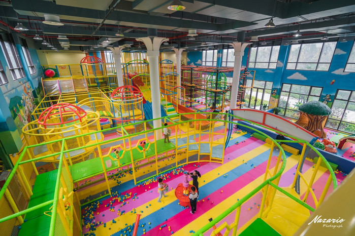 儿童乐园一共两层,一层是一个大型的童玩区,二层是一些职业体验馆