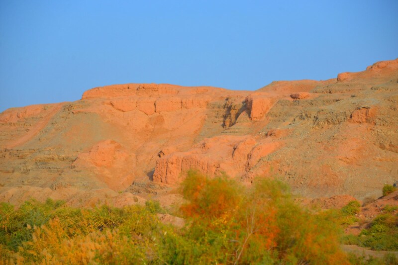 新疆巴楚丝路之路上的三岔口