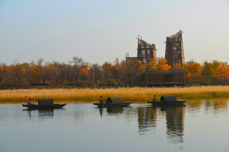 新疆巴楚丝路之路上的三岔口