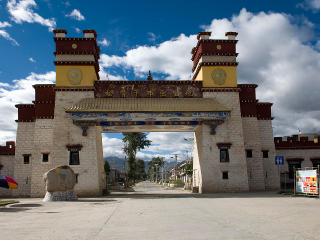 成都-稻城亚丁-芒康-拉萨-青海湖-西宁-川藏南线