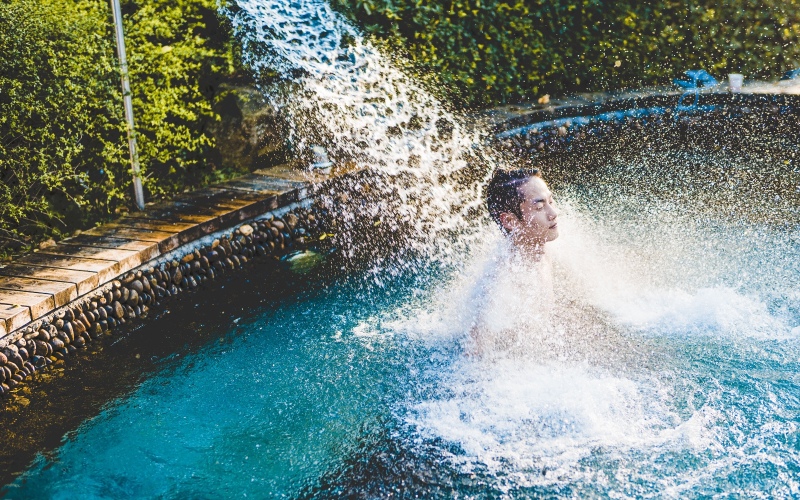 男人拍起温泉照也很赞嘛