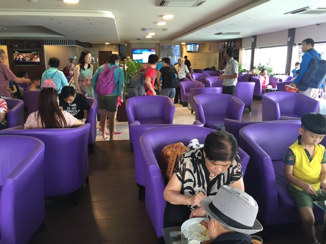 以后,小黑会把你带到酒店接待人员手里,同样岛上酒店接待的人也有名单