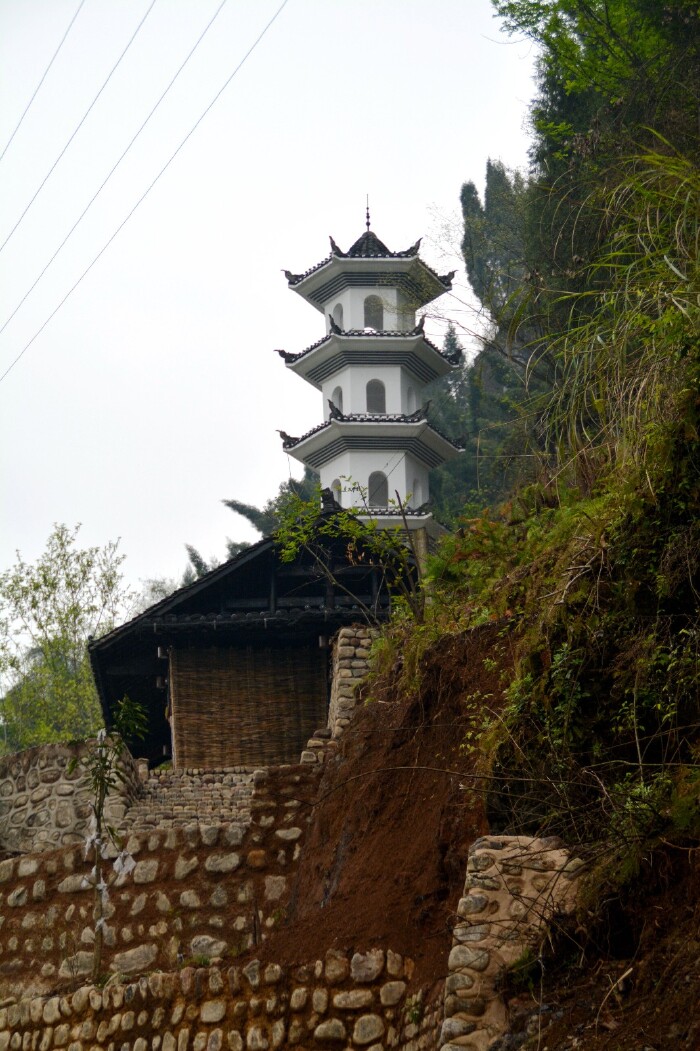 这官路将近湘西边境到了一个地方名为"茶峒"的小山城时,有一小溪