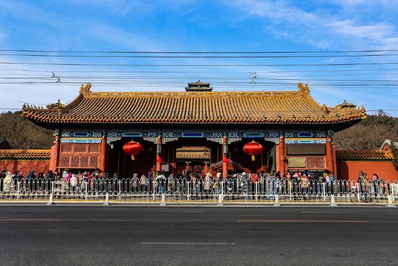 景山公园正门口,与故宫博物院相对应.