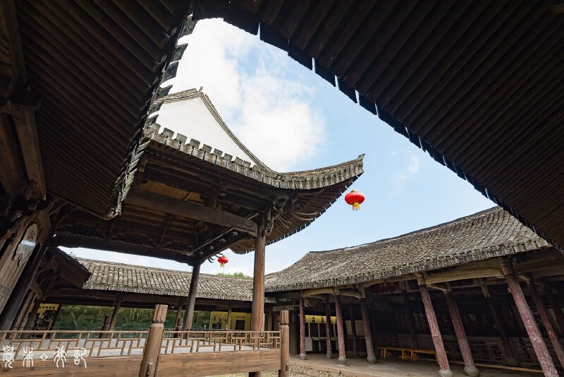 苍坡村南寨墙上有一座望兄亭,与南边方巷村的接季