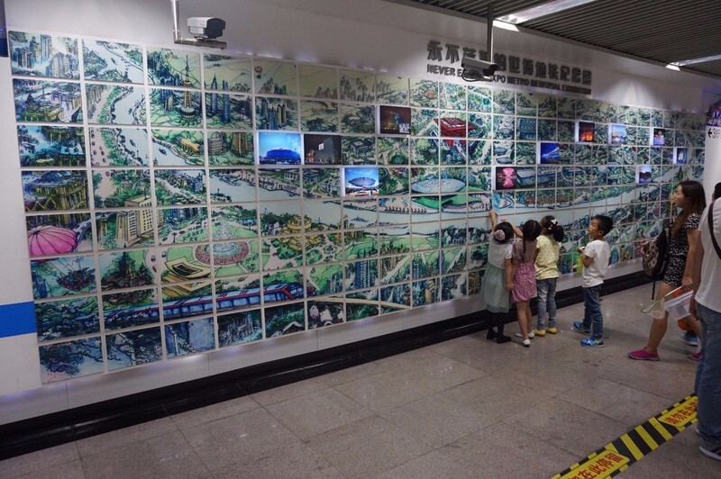 中华艺术宫地铁站有一面墙面是以手绘的形式呈现出上海2010世博园的