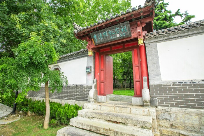 沿着池塘走,走到石拱桥边就是著名的李清照纪念祠.